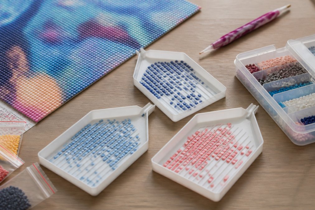 How to Use Diamond Painting Trays: Master Every Technique